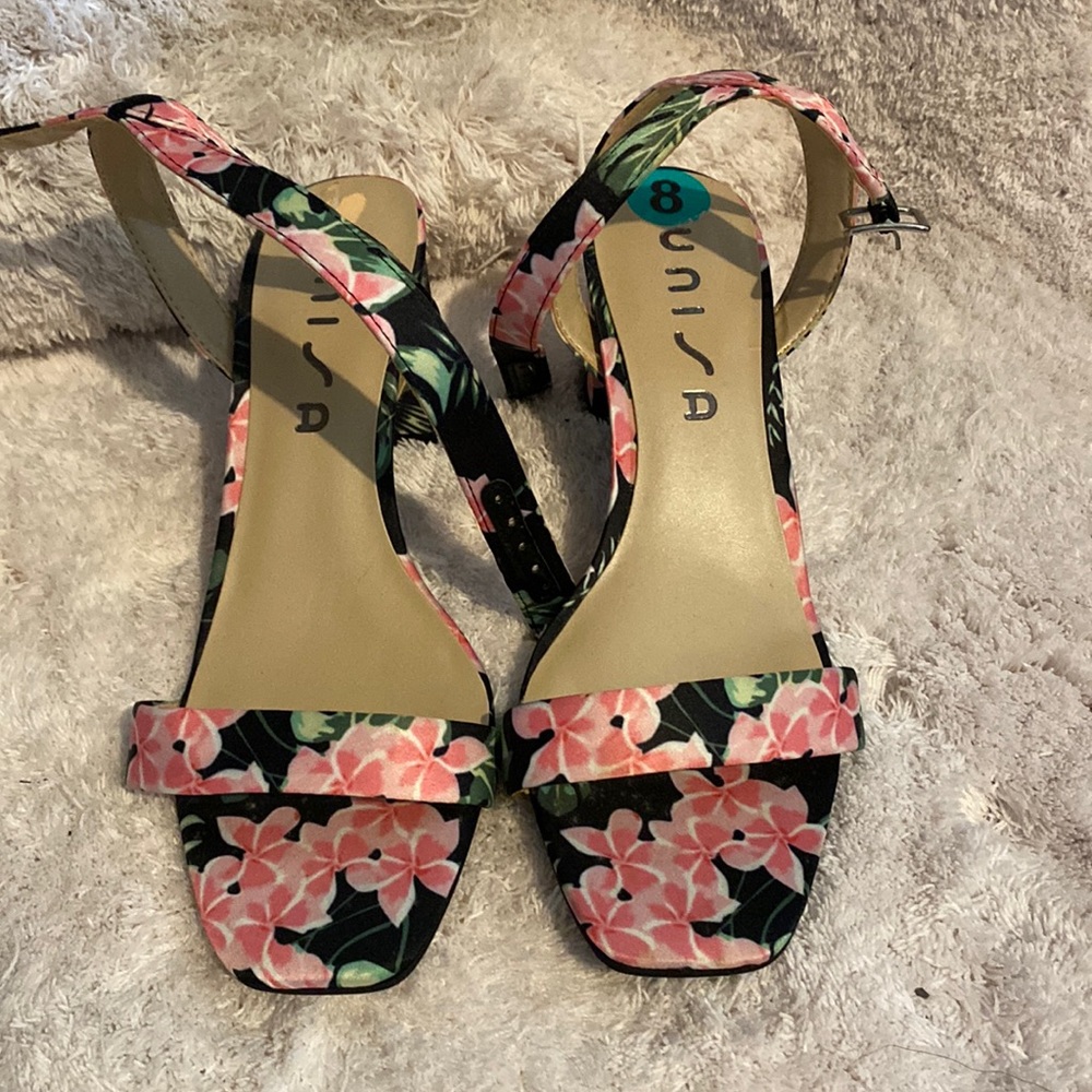 Pretty flower sandals